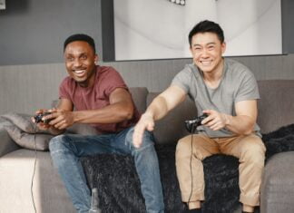 EA Sports UFC 4 – Symulacja walk mieszanych (MMA), oferująca szeroki wybór zawodników i realistyczne starcia.