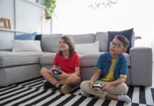 Hearthstone – Chociaż jest to gra karciana, jej tryb rozgrywki online i turnieje nadają jej charakter MMO.