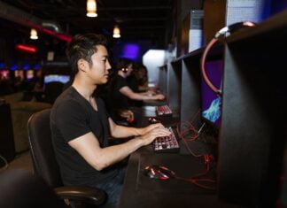 Frostpunk – Survival city-builder, w którym gracze muszą zarządzać miastem w zlodowaconym świecie.