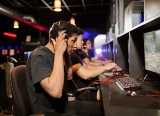 Shadow of the Colossus (2005) – Epickie starcia z kolosami w minimalistycznym świecie.