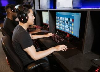 Jak zorganizować noc grania na konsoli z przyjaciółmi.