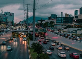 Kiedy warto wybrać ciągnik siodłowy 4×2 zamiast 6×4? – przewaga kosztów i efektywności